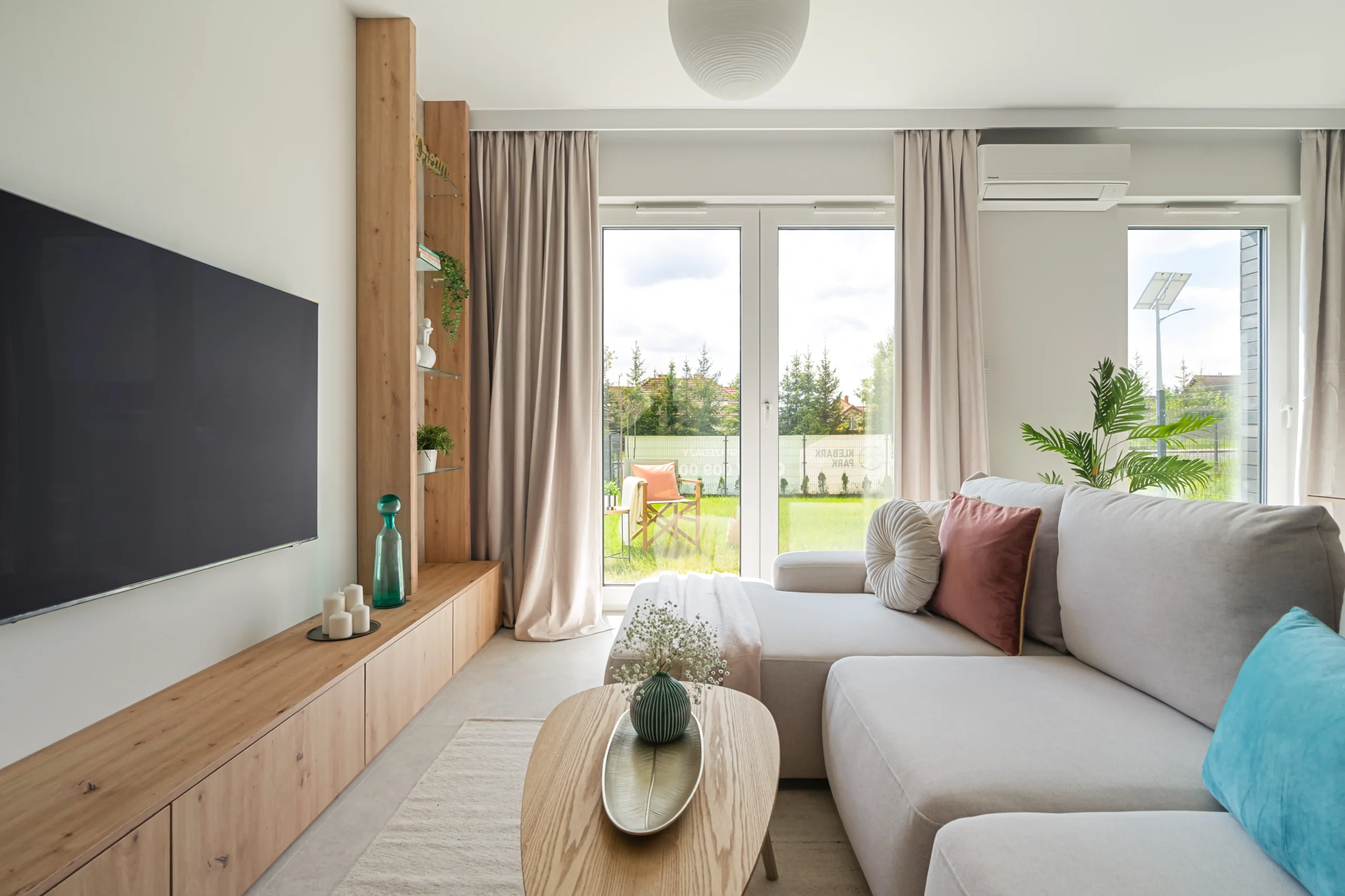 Wnętrze domu pokazowego Klebark Park – salon z dużymi oknami i nowoczesną aranżacją