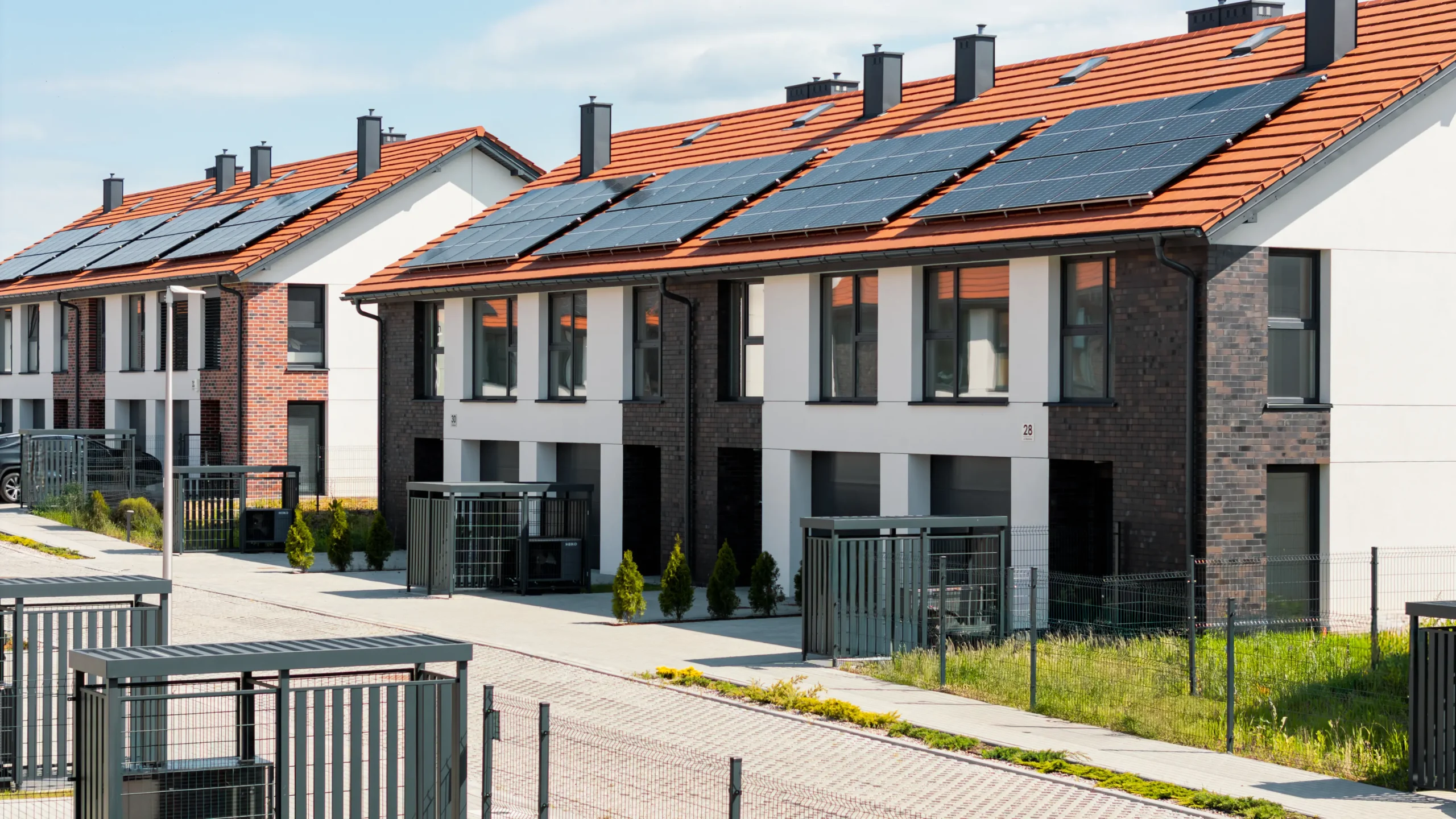 Nowoczesna elewacja domu w Klebark Park – trwałe wykończenie z klinkieru i tynku