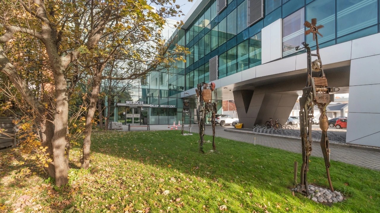 Rzeźby Czesława Podleśnego w Office Island w Gdańsku