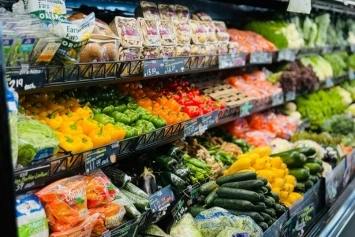 Stoisko w warzywami i owocami w supermarkecie